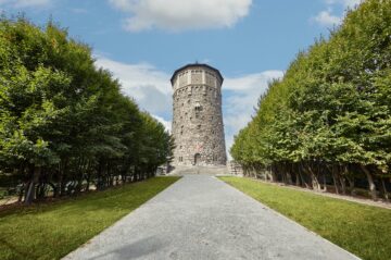 Zentrale Gewerbefläche mit Ladeinfrastruktur und Wasserturm mit modernen Büro- und Lagerflächen - Wasserturm