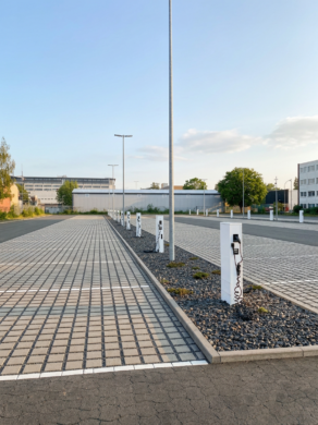Zentrale Gewerbefläche mit Ladeinfrastruktur und Wasserturm mit modernen Büro- und Lagerflächen - Betriebshof