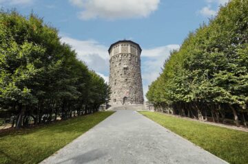 Zentraler Betriebshof mit Ladeinfrastruktur und Wasserturm mit modernen Büro- und Lagerflächen - Außenansicht Wasserturm