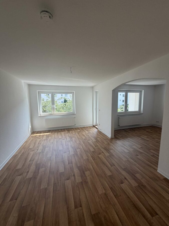 Große 2,5-Zimmerwohnung mit Balkon in der List - Wohnzimmer